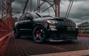 Внедорожник Jeep Trackhawk на железном мосту