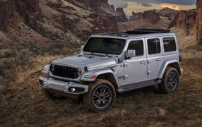 Серебристый  Jeep Wrangler Unlimited High Altitude 4xe 2023 года