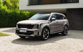 Внедорожник Kia Sorento HEV 2024 года у гаража
