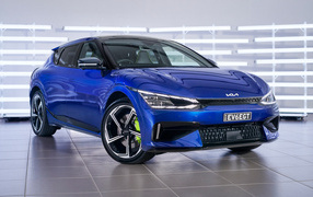 Синий автомобиль Kia EV6 GT 2022 года