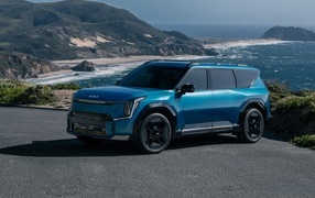 Синий автомобиль Kia EV9 GT-Line 2024 года