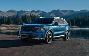 Синий внедорожник Kia Sorento HEV 2025 года на фоне гор
