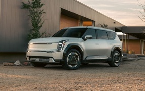 Новый серебристый автомобиль Kia EV9,  2024 года