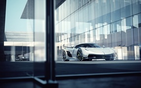 Автомобиль Koenigsegg Jesko у стеклянной стены