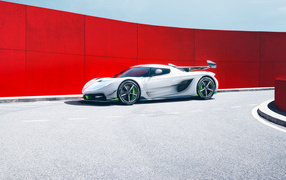 Автомобиль Koenigsegg Jesko на фоне красной стены