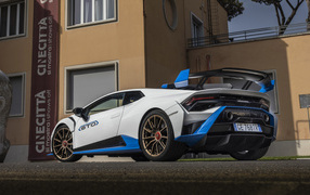 Авто Lamborghini Huracán STO 2022 года вид сзади