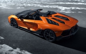 Автомобиль Lamborghini Aventador LP 780-4 Ultimae Roadster 2023 года  на дороге