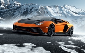 Автомобиль Lamborghini Aventador LP 780-4 Ultimae Roadster 2023 года на фоне гор