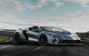 Серебристый спортивный автомобиль Lamborghini Autentica 2024 года