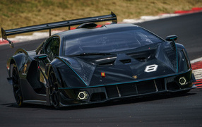Черный спортивный Lamborghini Essenza SCV12 на гоночной трассе 