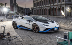 Яркий Lamborghini Huracán STO у старого здания