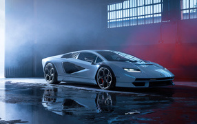 Автомобиль Lamborghini Countach LPI 800-4, 2022 года в ангаре