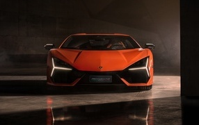 Автомобиль Lamborghini Revuelto 2023 вид спереди