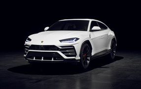 Автомобиль Lamborghini Urus вид спереди