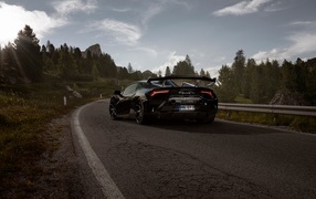 Быстрый Lamborghini Huracán STO на дороге