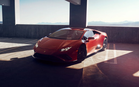 Быстрый красный автомобиль Lamborghini Huracan EVO RWD