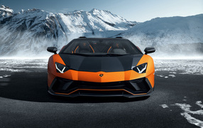 Автомобиль Lamborghini Aventador на фоне заснеженных гор