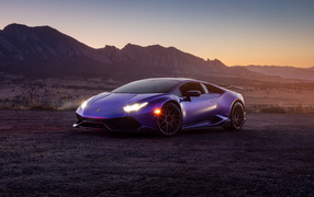 Спорткар Lamborghini Huracán с включенными фарами