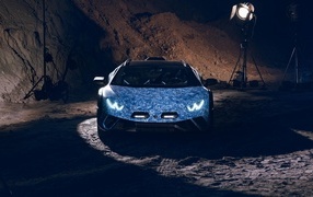 Автомобиль Lamborghini Huracán  в горах