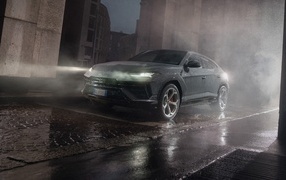 Автомобиль Lamborghini Urus S под дождем