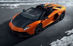 Оранжевый спортивный автомобиль Lamborghini Aventador