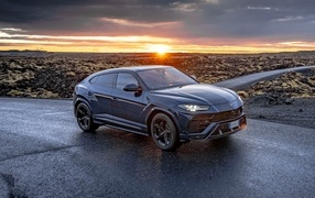 Внедорожник Lamborghini Urus в лучах заката