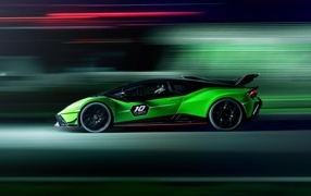 Вид сбоку на зеленый автомобиль Lamborghini Huracan STO SC 10 Anniversario