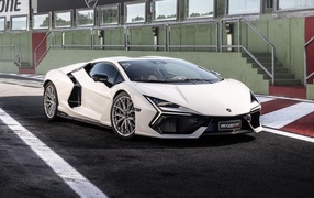 Белый автомобиль Lamborghini Revuelto