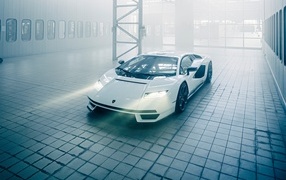 Белый автомобиль Lamborghini Countach LPI 800-4 с включенными фарами