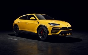 Желтый автомобиль Lamborghini Urus