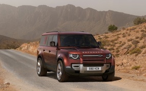 Внедорожник Land Rover Defender 130  на трассе