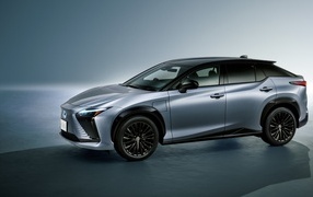 Серебристый автомобиль Lexus RZ 450e First Edition 2023 года