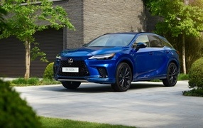Синий автомобиль Lexus RX 500h F SPORT