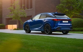 Синий автомобиль Lexus RX 500h F SPORT вид сзади