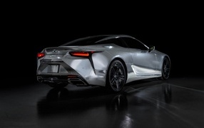 Вид сзади на автомобиль Lexus Renaissance LC 500 2023 года