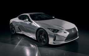 Серебристый автомобиль Lexus Renaissance LC 500 2023 года