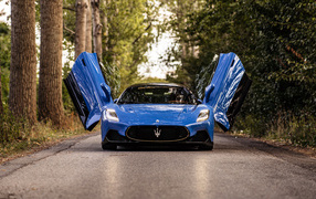 Автомобиль Maserati MC20 Coupé 2022 с открытыми дверями