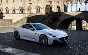 Автомобиль Maserati GranTurismo Modena 2023 года у здания