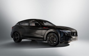 Черный автомобиль Maserati Levante V8 Ultima 2023 года на сером фоне