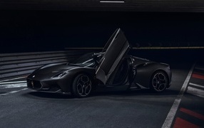 Черный автомобиль Maserati MC20  с открытыми дверями