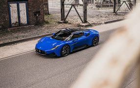 Синий автомобиль Maserati MC20 Coupé 2022 года