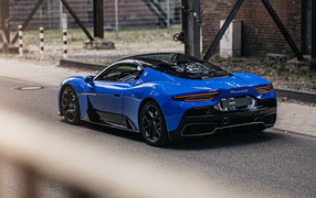 Синий автомобиль Maserati MC20 Coupé 2022 вид сзади