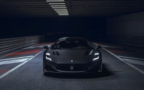 Вид спереди на автомобиль Maserati MC20 Notte Coupé 2023  года