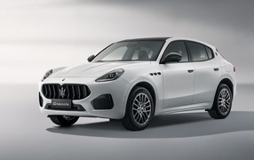 Автомобиль Maserati Grecale Nerissimo Edition 2023 на сером фоне
