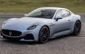 Серебристый автомобиль Maserati GranTurismo Trofeo PrimaSerie 2023 года