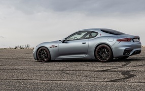 Серебристый Maserati GranTurismo Trofeo PrimaSerie 2023 года вид сбоку