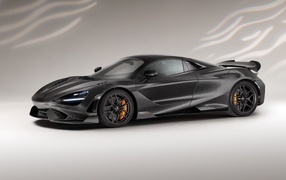 Черный автомобиль McLaren 765LT Spider Carbon