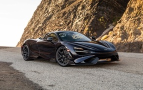 Черный спортивный автомобиль McLaren 765LT Spider у гор