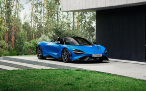 Синий McLaren 765LT Spider 2022 года у дома 