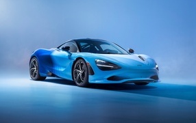Синий автомобиль McLaren MSO 750S
